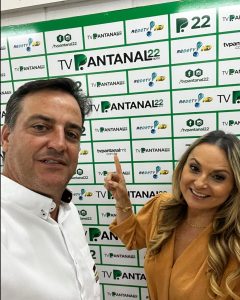 Fábio Melo e a apresentadora Luciana Gaviglia em estúdio da TV Pantanal no domingo. (Fotos: ABCB-Senepol)